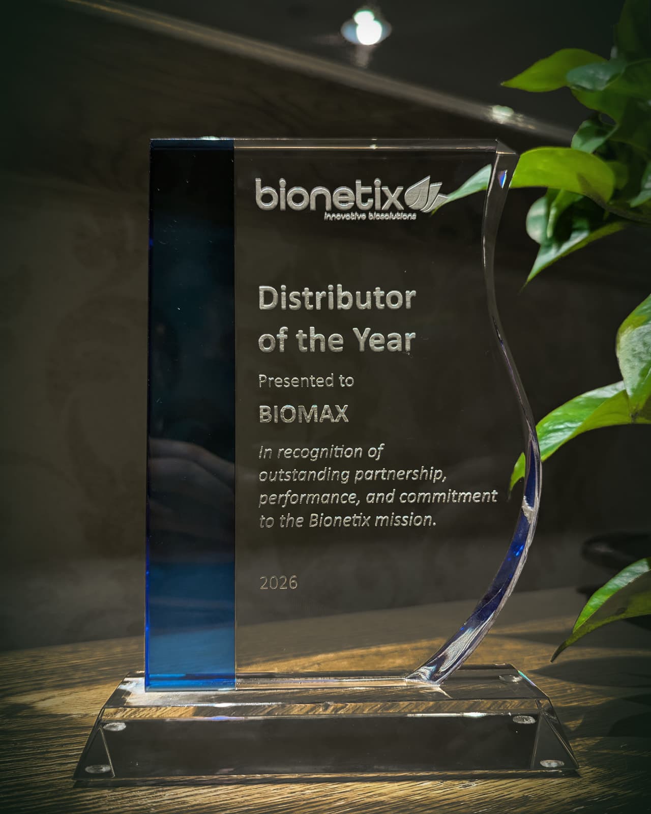 Trofeo de cristal grabado: Bionetix, Distributor of the Year, presented to Biomax, 2026.