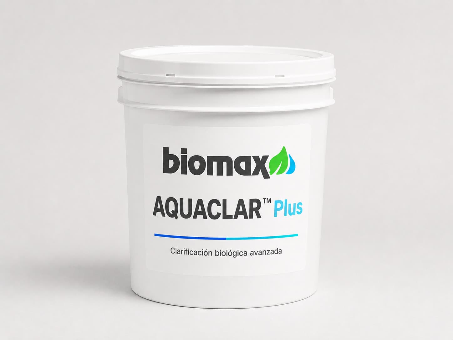 Envase de AQUACLAR PLUS con la etiqueta Biomax.